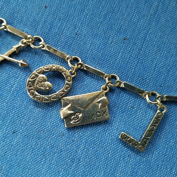 💌❤️Betsey Johnson "LOVE" Bracelet - NWOT❤️💌 - Picture 10 of 11